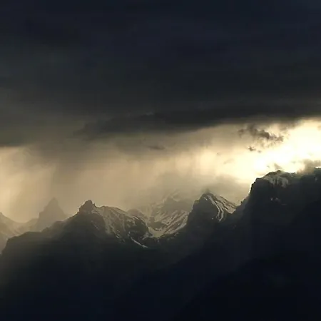 شقة Sunny And Spacious In Faigaux In Situated In Quiet Area With Magnificent Mountain Views فييسوناز